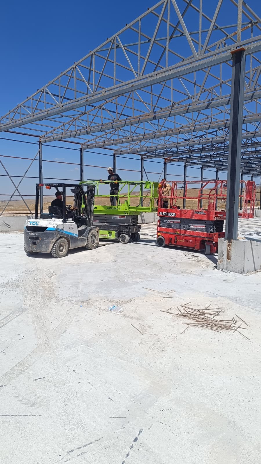 İzmir OSB sahasında forklift ile yükleme-boşaltma