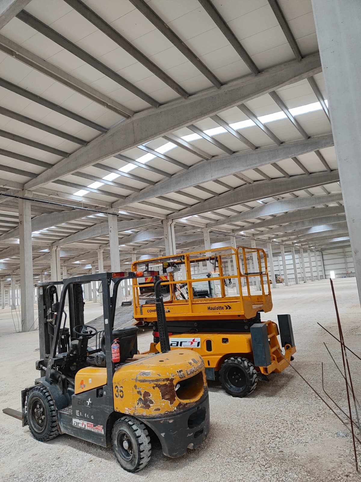 İzmir deposunda forklift ile palet elleçleme