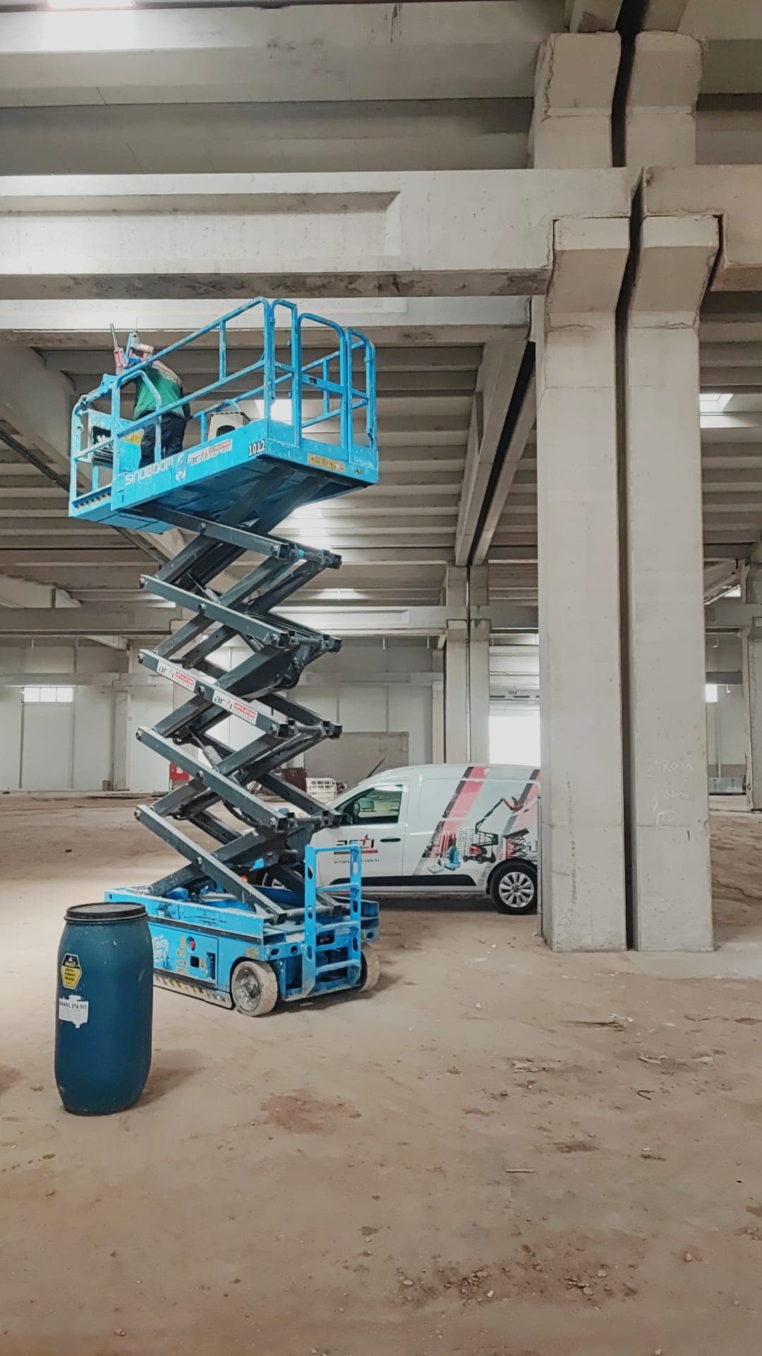 İzmir e-ticaret deposunda forklift ile hızlı elleçleme