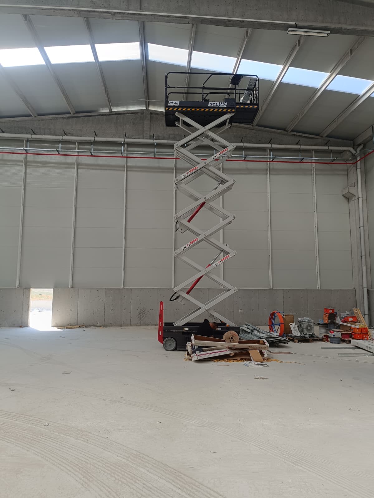 Elektrikli ve Dizel Forkliftler: Farkları ve En İyi Kullanım Alanları