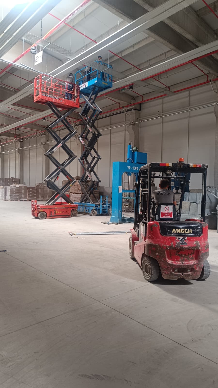 Depo sahasında forklift ile yük taşıma
