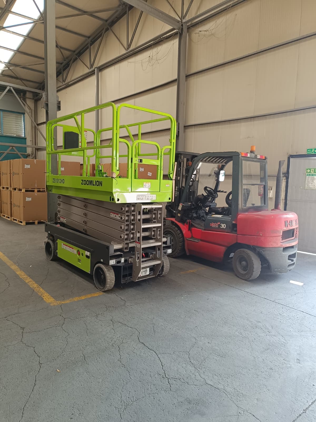 Depo sahasında forklift ile yük taşıma